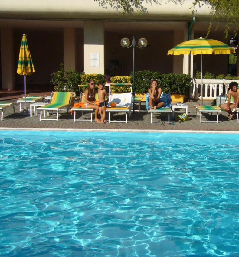 hotels-elcid-campeador en rimini-apartment-complex-with-swimming-pool 011